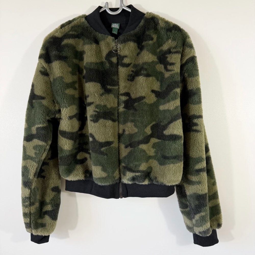 Wild Fable Cropped Faux Fur Camo Full Zip Jacket Size Small